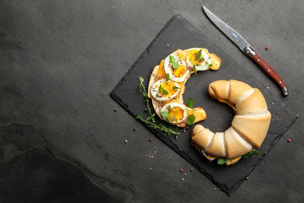 Sanduíches de croissant de manteiga — Fotografia de Stock