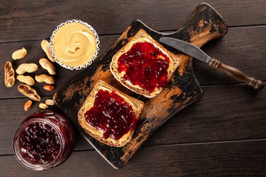 Fıstık Ezmeli ve Jöleli Sandviç