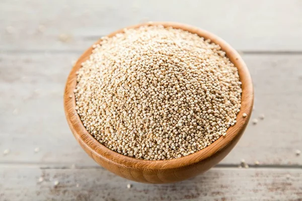 Sementes de quinoa cruas em uma tigela — Fotografia de Stock