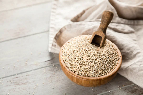 Sementes de quinoa cruas em uma tigela — Fotografia de Stock