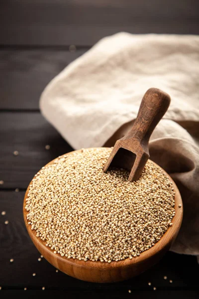 Sementes de quinoa cruas em uma tigela — Fotografia de Stock