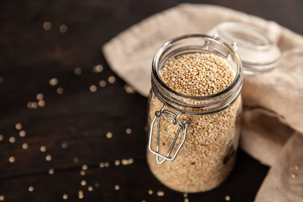 Syrové quinoa semena ve skleněné nádobce — Stock fotografie
