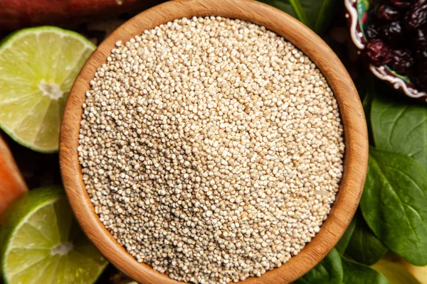Syrové quinoa semena v misce — Stock fotografie