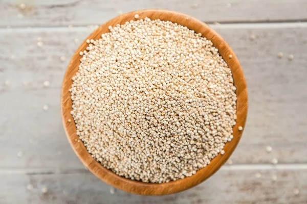 Sementes de quinoa cruas em uma tigela — Fotografia de Stock