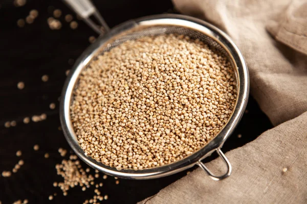 Sementes de quinoa cruas em um frasco de vidro — Fotografia de Stock