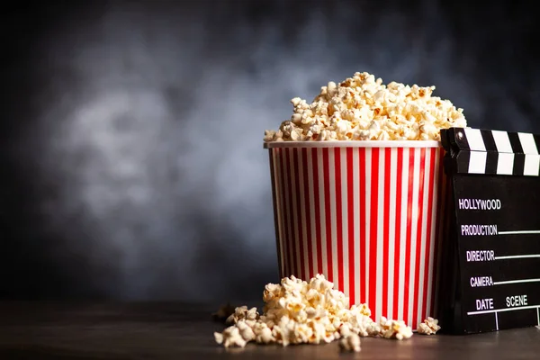 Cubo lleno de palomitas — Foto de Stock