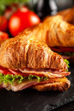 Klasik Blt kruvasan sandviç