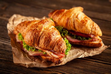 Klasik Blt kruvasan sandviç