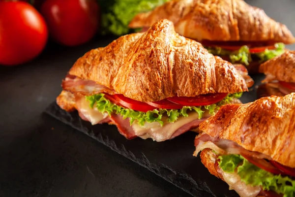 Sandwiches clásicos de croissant BLT — Foto de Stock