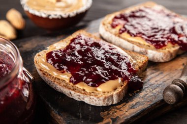 Fıstık Ezmeli ve Jöleli Sandviç