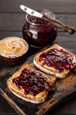 Fıstık Ezmeli ve Jöleli Sandviç