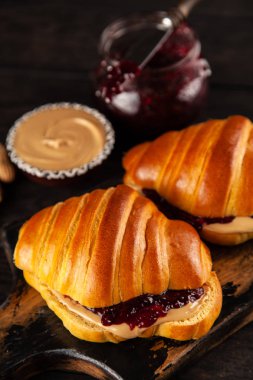 Fıstık Ezmeli ve Jöleli Sandviç