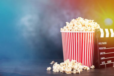 Tam patlamış mısır kova