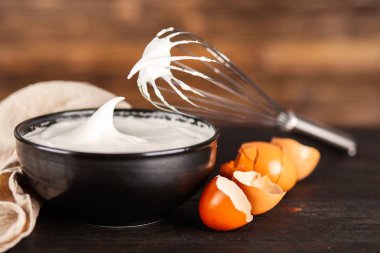 dövülmüş yumurta akı