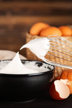 dövülmüş yumurta akı