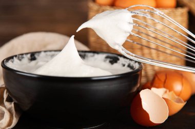 dövülmüş yumurta akı