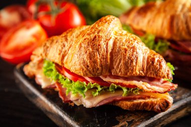 Klasik Blt kruvasan sandviç