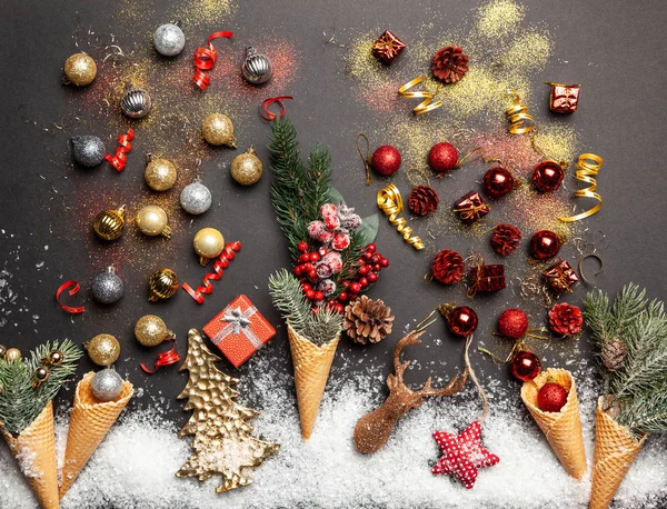 Kerstmis achtergrond met ice - cream cones — Stockfoto