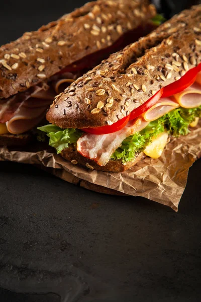 Класичні Бутерброди Blt Темному Фоні — стокове фото