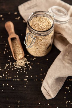 Ham quinoa tohumları cam kavanozda