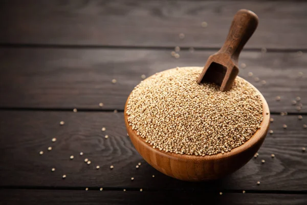 Syrové quinoa semena v misce — Stock fotografie