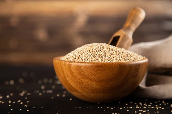 Sementes de quinoa cruas em uma tigela — Fotografia de Stock