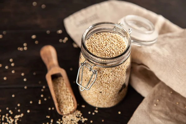 Graines de quinoa crues dans un pot en verre — Photo