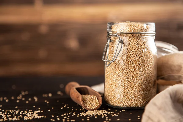 Ham quinoa tohumları cam kavanozda — Stok fotoğraf