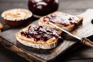 Fıstık Ezmeli ve Jöleli Sandviç