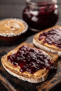 Fıstık Ezmeli ve Jöleli Sandviç