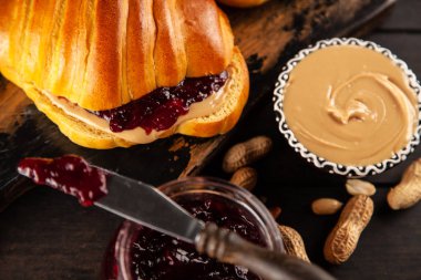 Fıstık Ezmeli ve Jöleli Sandviç