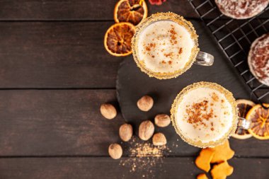 Noel için geleneksel yumurta likörü