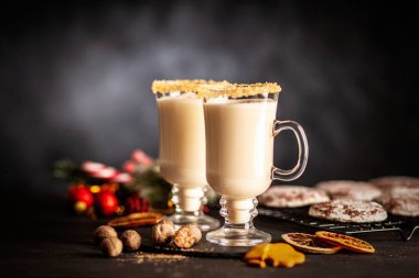 Noel için geleneksel yumurta likörü