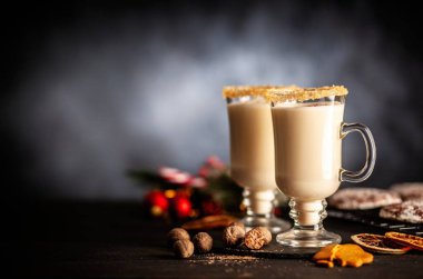 Noel için geleneksel yumurta likörü