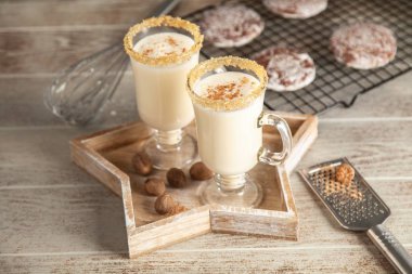 Noel için geleneksel yumurta likörü