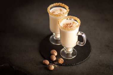 Noel için geleneksel yumurta likörü