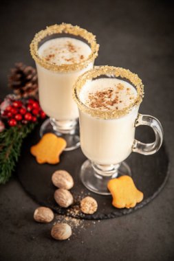 Noel için geleneksel yumurta likörü