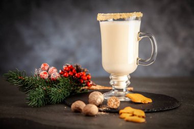 Noel için geleneksel yumurta likörü