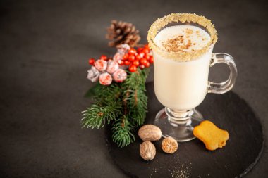 Noel için geleneksel yumurta likörü