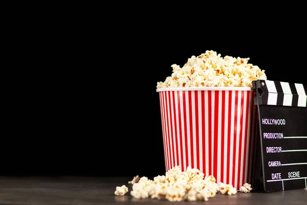 Wiadro pełne popcorn — Zdjęcie stockowe