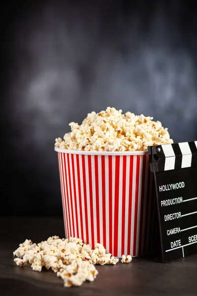 Cubo lleno de palomitas — Foto de Stock