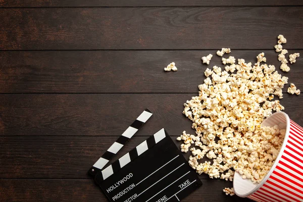 Fullt popcorn hink — Stockfoto