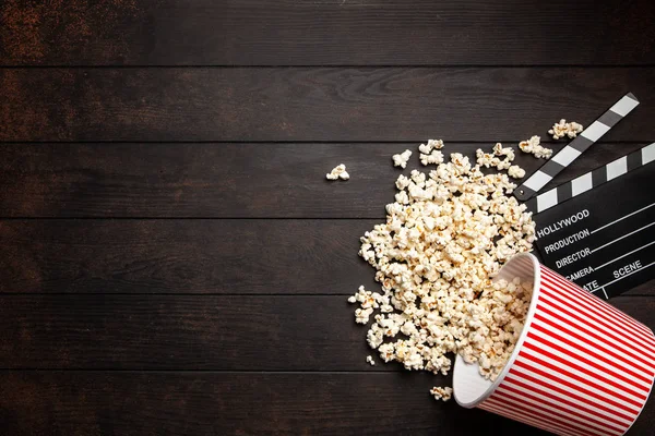 Wiadro pełne popcorn — Zdjęcie stockowe