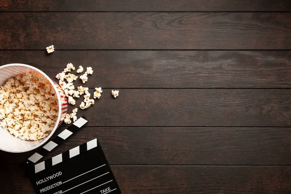 Cubo lleno de palomitas — Foto de Stock