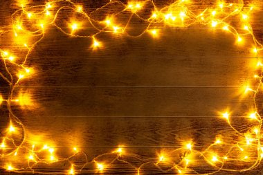 Noel ışıkları ormanlık arka plan üzerinde