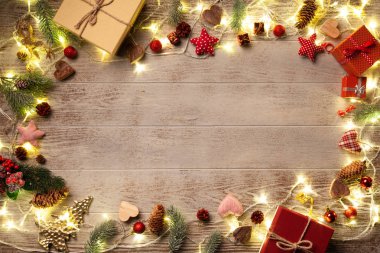 Noel ışıkları ormanlık arka plan üzerinde