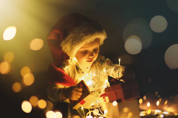 Menina bebê abrindo presentes de Natal — Fotografia de Stock