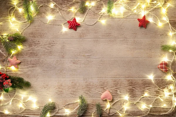 Luces de Navidad sobre fondo arbolado —  Fotos de Stock
