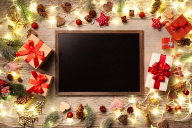 Noel ışıkları ormanlık arka plan üzerinde