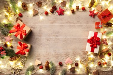 Noel ışıkları ormanlık arka plan üzerinde